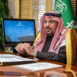 التشكيلي السعودي محمد البقال فنان يسحر الجدران ويحول الأماكن إلى لوحات حية