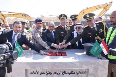 بحضور السفير المصري بالرياض وممثلي وزارة الدفاع بالمملكة وضع حجر الأساس لمشروع مجمع الدفاع المصري الجديد بحي السفارات