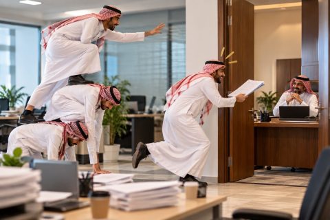المتملق والمتسلق… الطريق المختصر إلى مكتب المدير